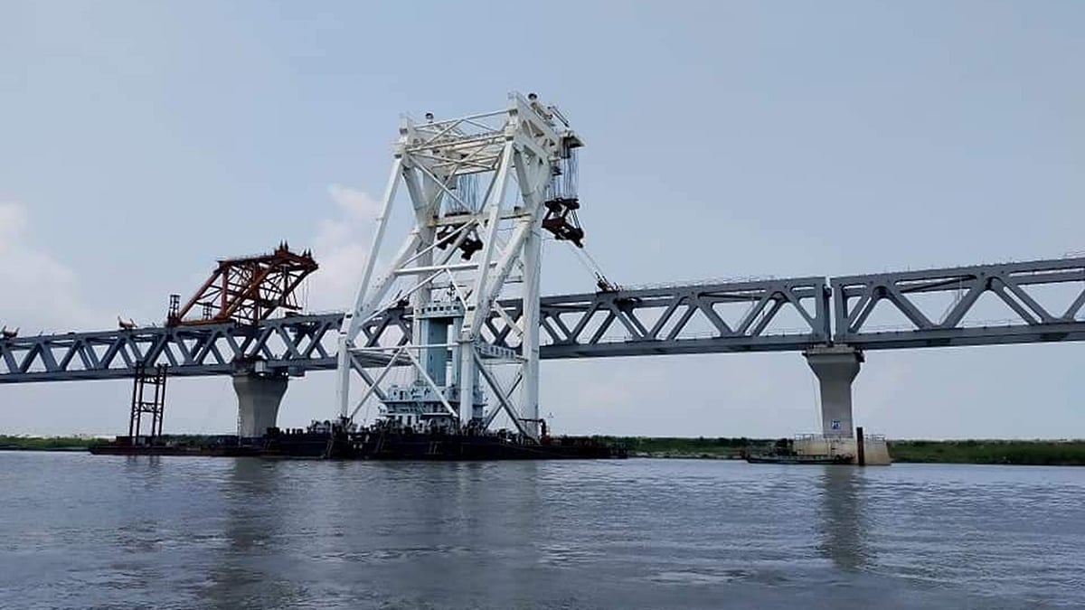 সোমবার বেলা পৌনে ১১টার দিকে ২৯তম স্প্যানটি বসানো হয়। ছবি: সংগৃহীত