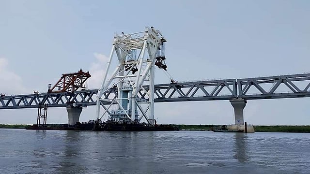 সোমবার বেলা পৌনে ১১টার দিকে ২৯তম স্প্যানটি বসানো হয়। ছবি: সংগৃহীত
