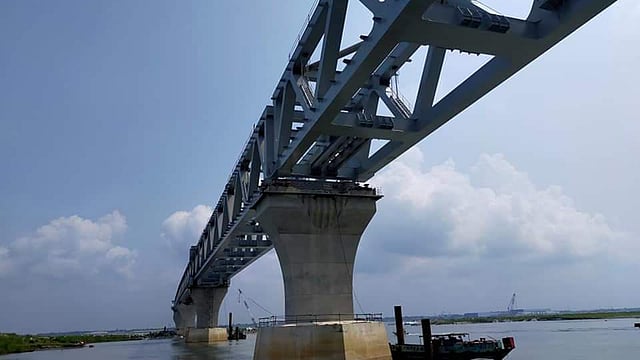 মুন্সীগঞ্জ প্রান্তে ১৯ ও ২০ নম্বর পিয়ারের ওপর ২৯তম স্প্যানটি বসানো হয়। ছবি: সংগৃহীত