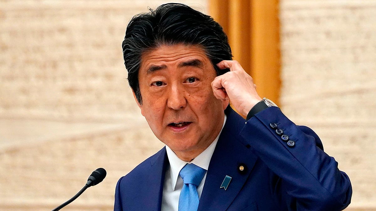 জাপানের প্রধানমন্ত্রী শিনজো আবে সংবাদ সম্মেলনে বক্তব্য দেন। টোকিও, ০৪ মে। ছবি: এএফপি