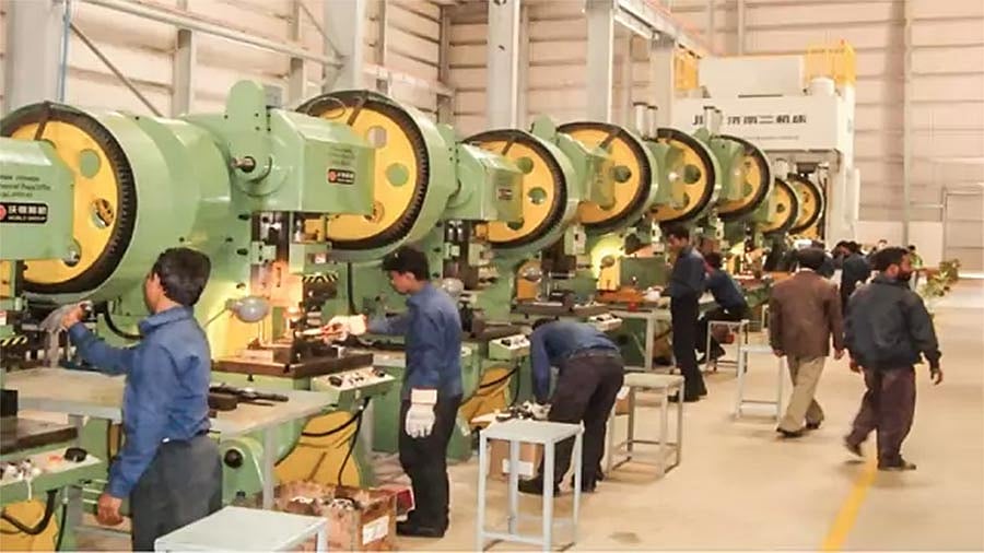 রানারের কারখানায় কাজ করছেন শ্রমিকেরা। ছবি রানারের সৌজন্যে