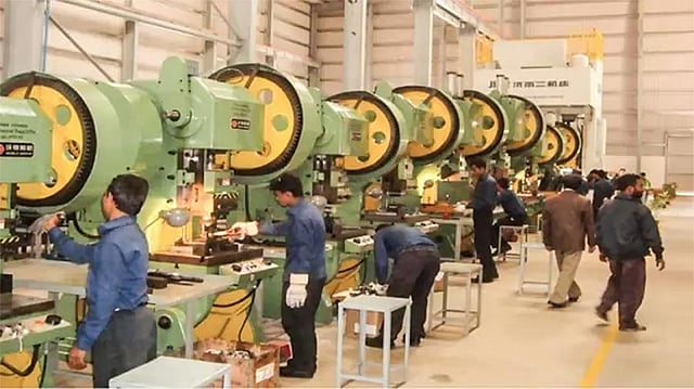 রানারের কারখানায় কাজ করছেন শ্রমিকেরা। ছবি রানারের সৌজন্যে