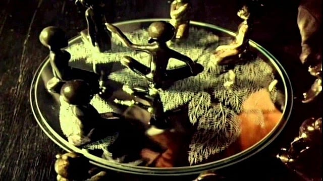 অ্যান্ড দেয়ার ওয়্যার নান। শিউরে ওঠা গল্প। এ গল্পের ছায়া অবলম্বনে সারা বিশ্বে প্রচুর গল্প, উপন্যাস তৈরি হয়েছে। তৈরি হয়েছে প্রচুর সিনেমাও। পড়তে পারেন এই অবসর সময়ে। ছবি: সংগৃহীত