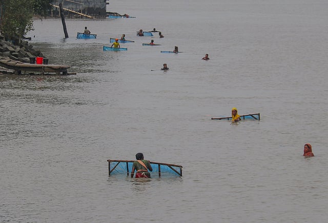 বিকেলে চুনকুড়ি নদীতে চিংড়ির রেনু ধরতে নেমেছে রেনুসংগ্রহকারীরা। চালনা লঞ্চঘাট, চালনা, খুলনা, ৪ মে। ছবি: সাদ্দাম হোসেন