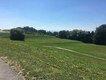 দ্বিতীয় বিশ্বযুদ্ধে মাউথাউসেন বন্দীশালার এ মাঠে খেলা হতো ফুটবল। ছবি: হলোকাস্টলার্নিং ডট কম