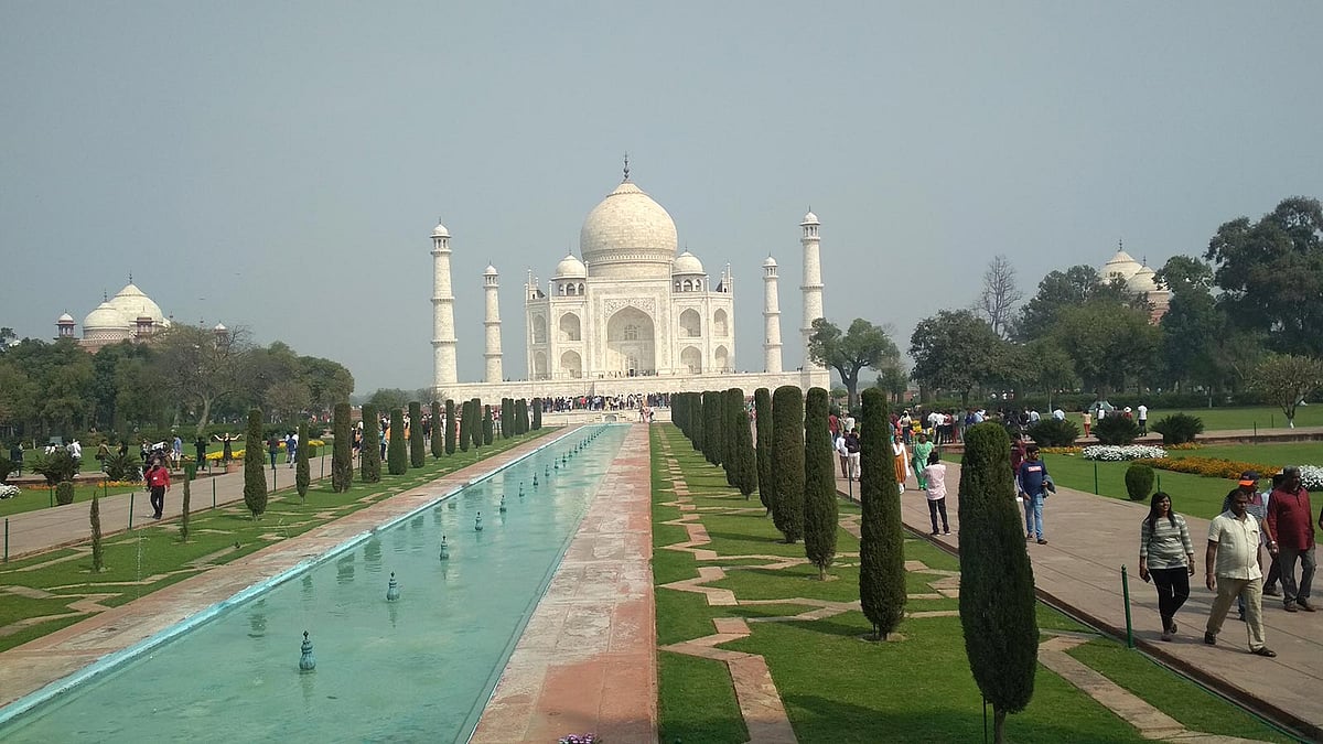 তাজমহলে মানুষের আনাগোনা। ছবি: লেখক