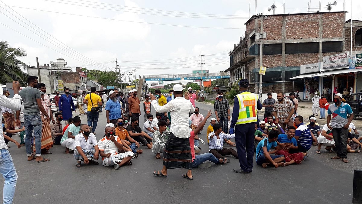 ত্রাণের দাবিতে মাইক্রোবাস চালকেরা ঢাকা-চট্টগ্রাম মহাসড়ক অবরোধ করলে আইনশৃঙ্খলা বাহিনীর সদস্যরা তাঁদের বুঝিয়ে অবরোধ তুলে নেওয়ার চেষ্টা করেন। আজ মঙ্গলবার সকালে কুমিল্লার গৌরীপুর বাসস্ট্যান্ডে। ছবি: আবদুর রহমান ঢালী