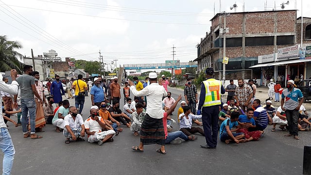 ত্রাণের দাবিতে মাইক্রোবাস চালকেরা ঢাকা-চট্টগ্রাম মহাসড়ক অবরোধ করলে আইনশৃঙ্খলা বাহিনীর সদস্যরা তাঁদের বুঝিয়ে অবরোধ তুলে নেওয়ার চেষ্টা করেন। আজ মঙ্গলবার সকালে কুমিল্লার গৌরীপুর বাসস্ট্যান্ডে। ছবি: আবদুর রহমান ঢালী