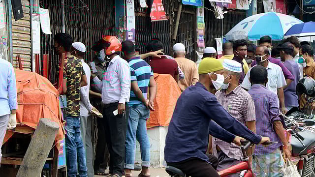 বগুড়া শহরের ব্যস্ততম সাতমাথা এলাকার সপ্তপর্দী মার্কেটে এভাবেই কেনাবেচা চলছে।   ছবি: সোয়েল রানা