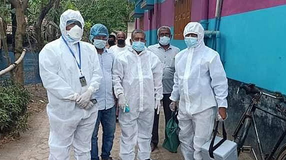 সাতক্ষীরা সদর উপজেলায় করোনাভাইরাসের শনাক্তকরণের পরীক্ষার নমুনা সংগ্রহকারী দলের পাঁচ সদস্য। ছবি:প্রথম আলো