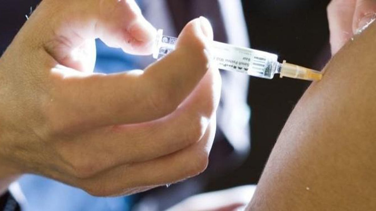 করোনা ভাইরাস ঠেকাতে ভ্যাকসিন তৈরিতে কাজ করছেন গবেষকেরা। ছবি: রয়টার্স