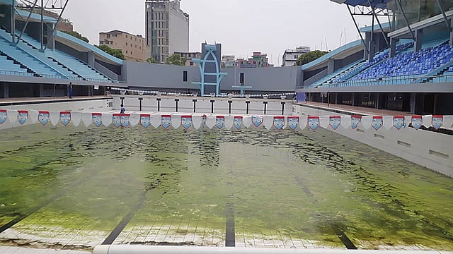 জমে থাকা বৃষ্টির পানিতে ভাসছে শেওলা। কাল মিরপুরের সুইমিং কমপ্লেক্সের পুলে।  প্রথম আলো