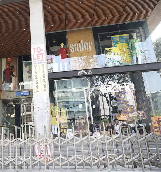 খোলার অপেক্ষায় সেইলর। ছবি: প্রথম আলো