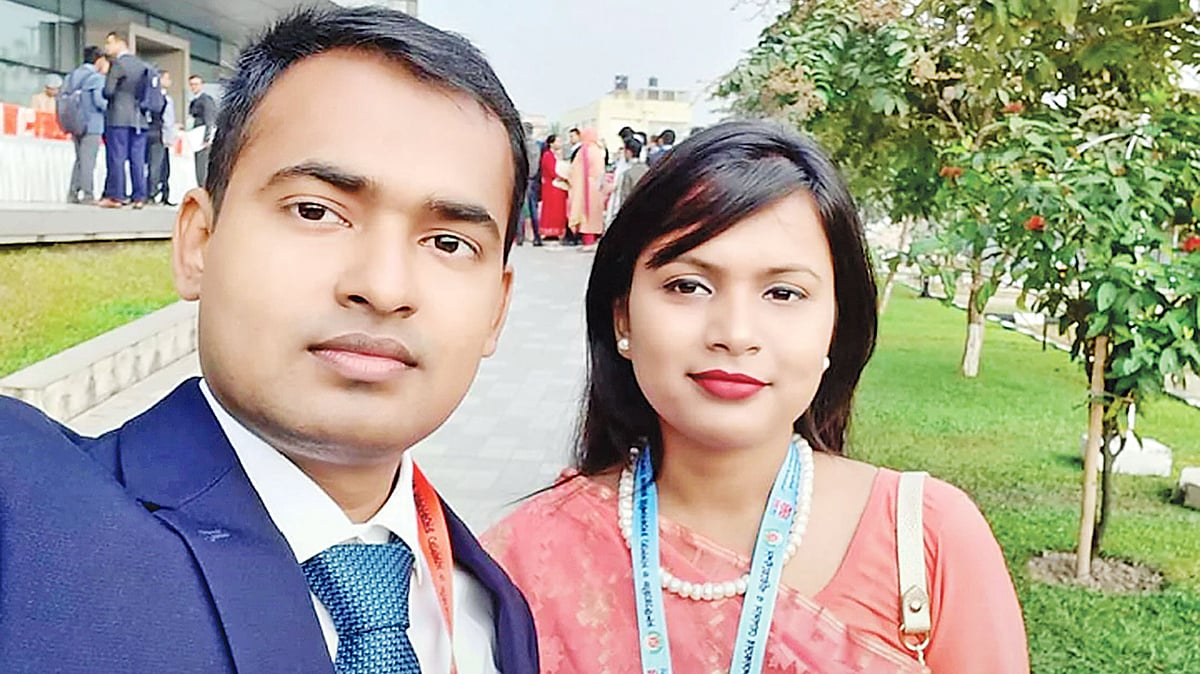করোনায় আক্রান্ত হয়ে সুস্থ হয়ে ফিরে আসা চিকিৎসক দম্পতি অনামিকা বিশ্বাস ও রাজু বিশ্বাস। ছবি: সংগৃহীত