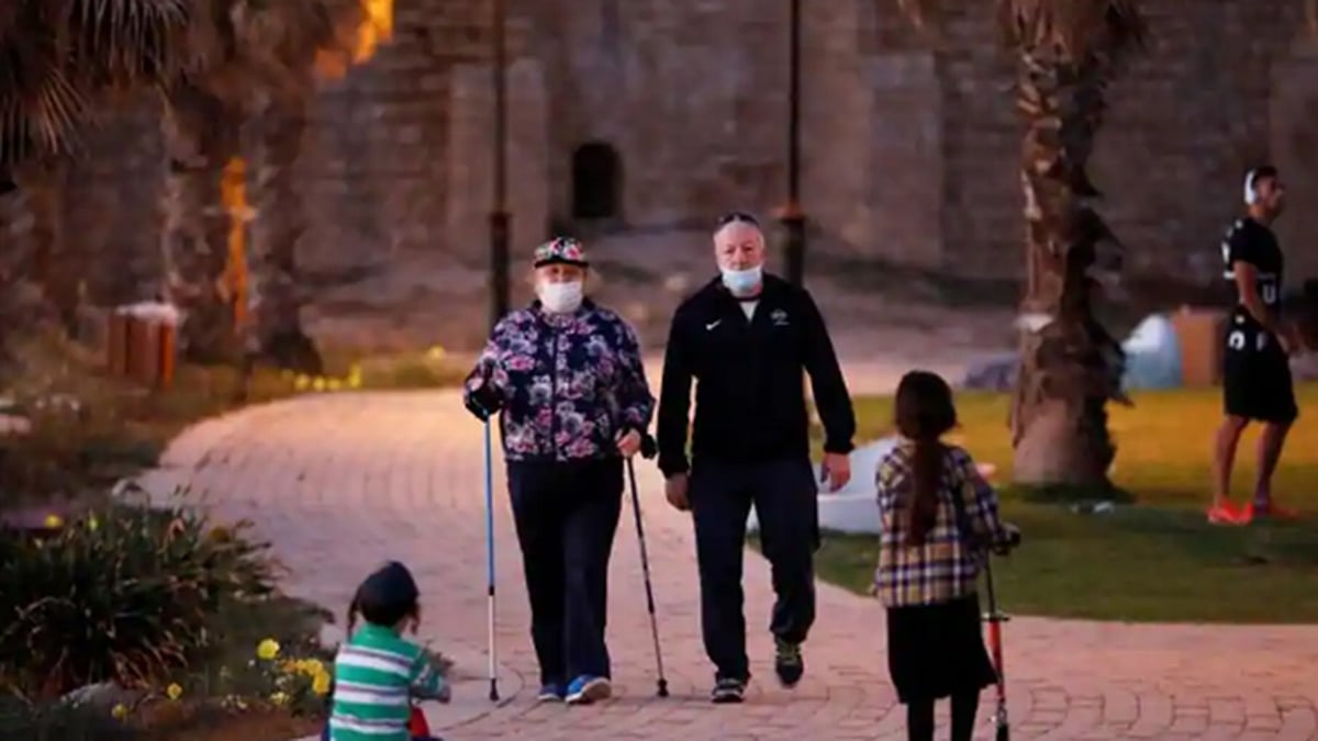 ইসরায়েলের করোনাভাইরাসের লকডাউন শিথিল করে দেওয়ায় মানুষ হাঁটতে বের হয়েছে। ছবি: রয়টার্স