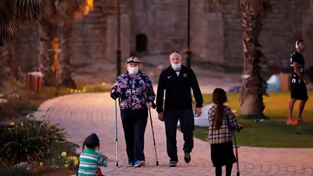 ইসরায়েলের করোনাভাইরাসের লকডাউন শিথিল করে দেওয়ায় মানুষ হাঁটতে বের হয়েছে। ছবি: রয়টার্স