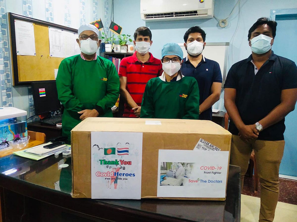 থাইল্যান্ড প্রবাসী ২৫ বাংলাদেশির পাঠানো ৭৫০টি কেএন-৯৫ মাস্ক ঢাকায় বুঝে নিয়েছে সেভ দ্য ডক্টরস নামের একটি সংগঠন। ছবি: সংগৃহীত