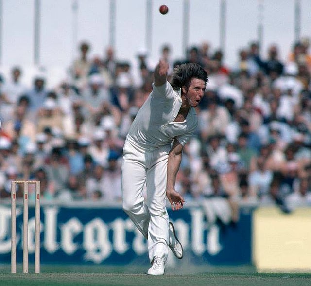 জেফ থমসন। আগুনে গোলা ছুঁড়ছেন। ছবি: আইসিসি টুইটার পেজ