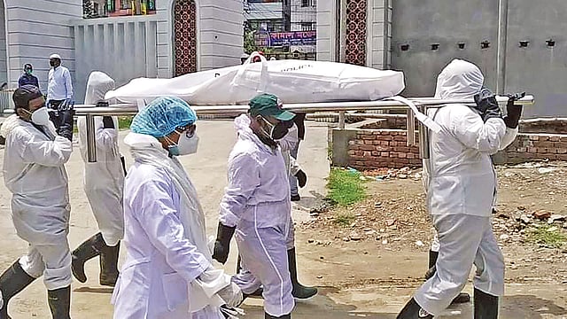 করোনায় আক্রান্ত নারীর লাশ দাফনে কাউন্সিলর মাকসুদুল আলমের দলের সঙ্গে নারায়ণগঞ্জ শহরের মাসদাইর কবরস্থানে যাচ্ছেন নারী ইউপি সদস্য রোজিনা আক্তার।  ছবি: তাঁর ফেসবুক থেকে