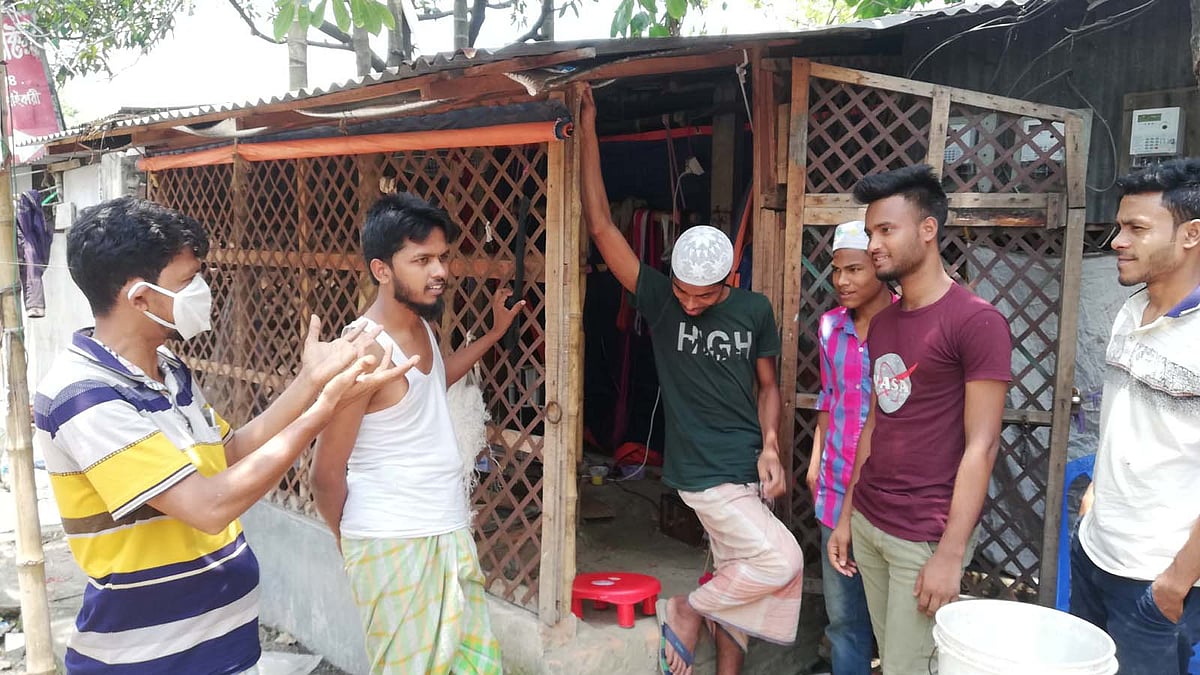 জামদানি কারিগরদের কোনো কাজ নেই। অলস সময় কাটছে। ছবি: লেখক