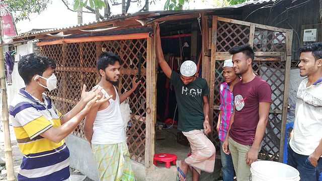 জামদানি কারিগরদের কোনো কাজ নেই। অলস সময় কাটছে। ছবি: লেখক