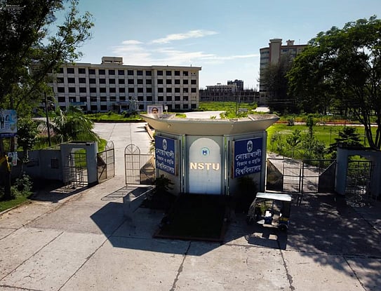 নোয়াখালী বিজ্ঞান ও প্রযুক্তি বিশ্ববিদ্যালয়ের গেট। ছবি: আশরাফুল ইসলাম