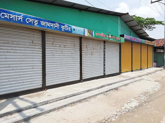 নারায়ণগঞ্জের নোয়াপাড়া জামদানিপল্লির দোকানের এই তালা কারিগরদের হাহাকার বাড়ায়। ছবি: লেখক