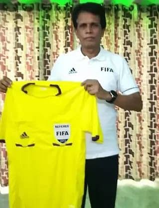 জার্সি হাতে রেফারি তৈয়ব হাসান। ছবি: সংগৃহীত