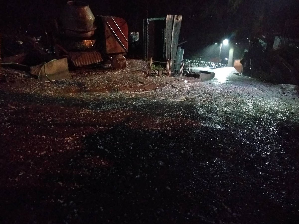 শিমলার জাখু পাহাড়ের পথে শিলাবৃষ্টি। ছবি: লেখক