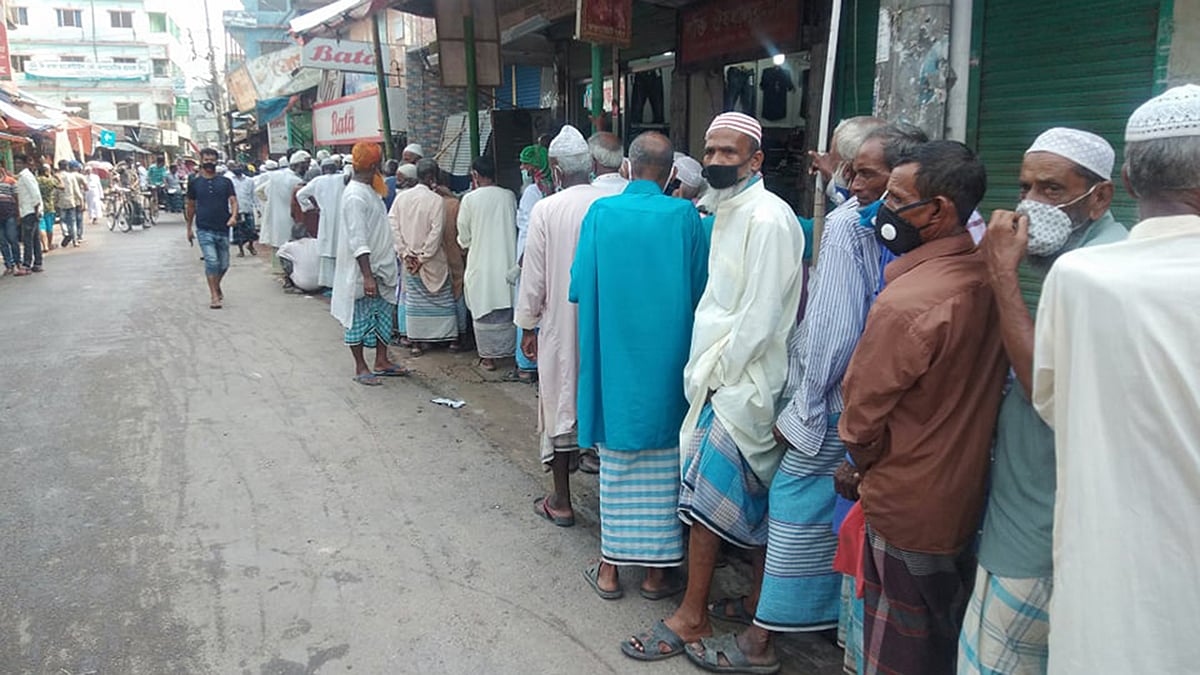 বয়স্ক ভাতার জন্য শরীয়তপুর শহরে জনতা ব্যাংকের সামনে মানুষের দীর্ঘ লাইন। ছবি: প্রথম আলো
