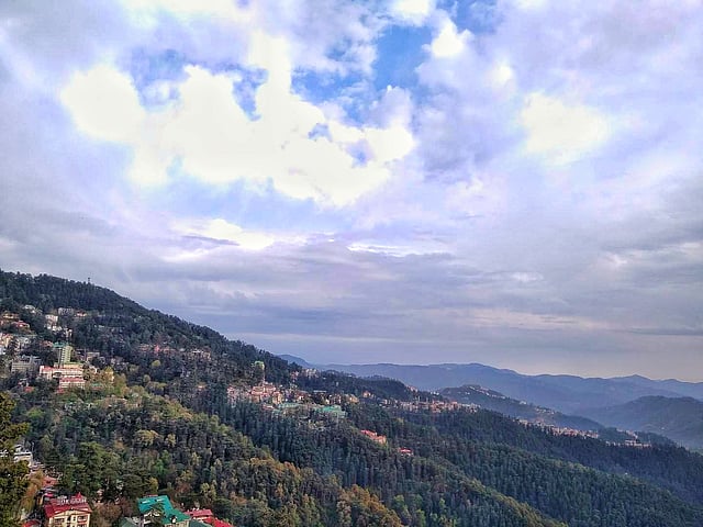 দিনের বেলায় অপরুক শিমলা। ছবি: সংগৃহীত