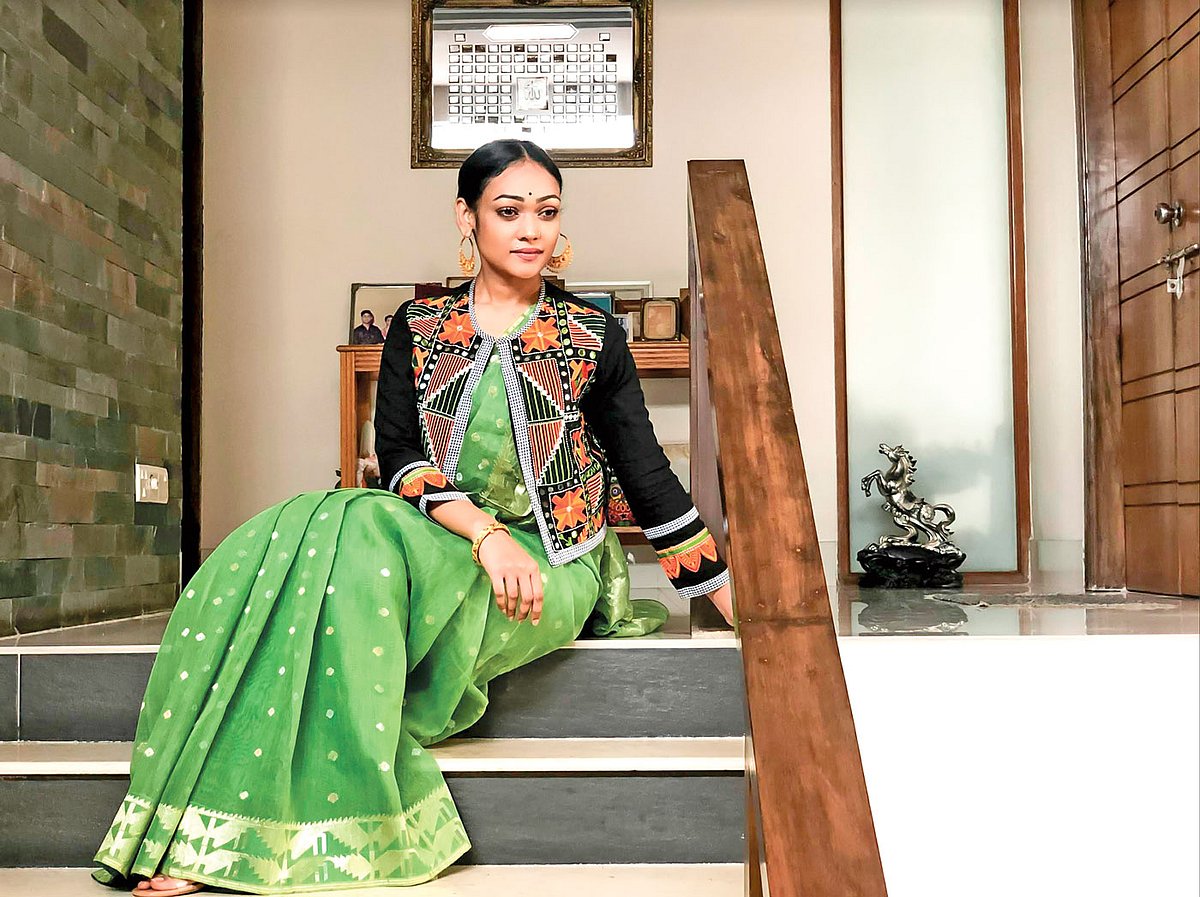 ঘরে থাকা পোশাক—একটির সঙ্গে আরেকটি মিলিয়ে পরতে পারেন এই ঈদে। মডেল: আজরা মাহমুদ, ছবি: সংগৃহীত।