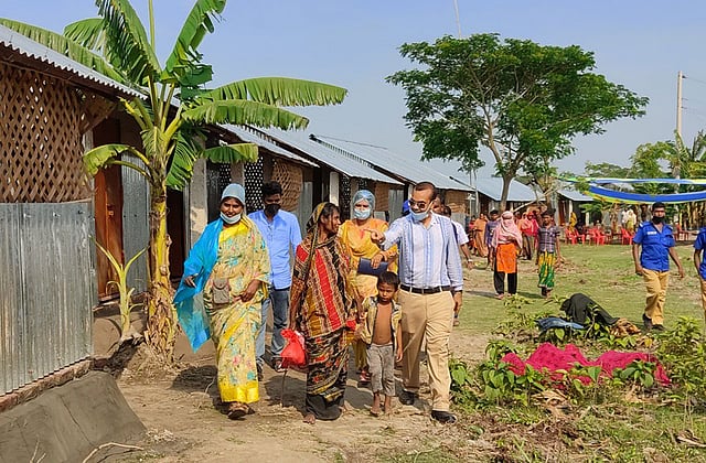 স্থায়ী ঠিকানা পেল বাক প্রতিবন্ধী নারী ও তাঁর ছেলে। ছবি: প্রথম আলো