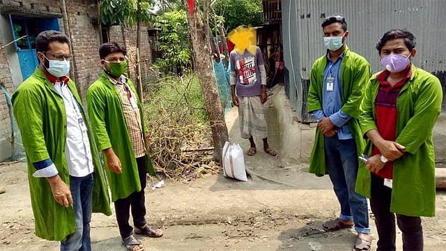 নাটোরের গুরুদাসপুরে হোম কোয়ারেন্টিনে থাকা এক ব্যক্তির বাড়িতে খাদ্যসামগ্রী নিয়ে হাজির স্বেচ্ছাসেবকেরা। ছবি: প্রথম আলো