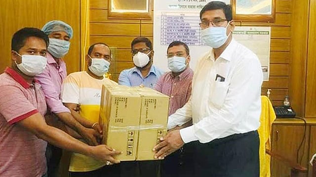 ফরিদপুর মেডিকেল কলেজ হাসপাতালে দুটি পোর্টেবল ভেন্টিলেটর, দিল জলিল-আম্বিয়া সহায়তা কেন্দ্র। ছবি: প্রথম আলো