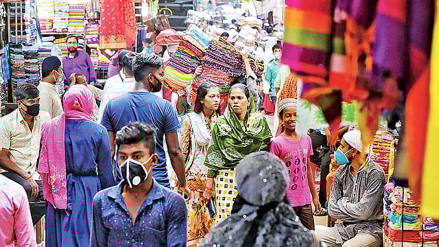 করোনার কারণে বন্ধ ছিল সব ধরনের বিপণিবিতান। ঈদবাজার সামনে রেখে সীমিত আকারে খুলে দেওয়া হয়েছে নির্ধারিত কিছু মার্কেট। পুরান ঢাকায় পাইকারি ও খুচরা কাপড়ের মার্কেটে তাই উপচে পড়া ভিড়। ক্রেতা-বিক্রেতাদের মধ্যে নেই কোনো সামাজিক দূরত্বের বালাই। অনেকেই ব্যবহার করছেন না সুরক্ষা সরঞ্জাম। গতকাল পৌনে তিনটায় ইসলামপুরে।  ছবি: সাইফুল ইসলাম
