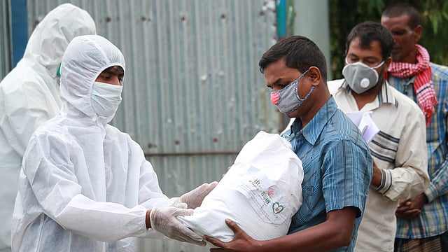 অসহায় মানুষকে খাদ্যসামগ্রী দিয়েছেন জার্মান প্রবাসী সৈয়দ শাকিল। ছবি: সংগৃহীত