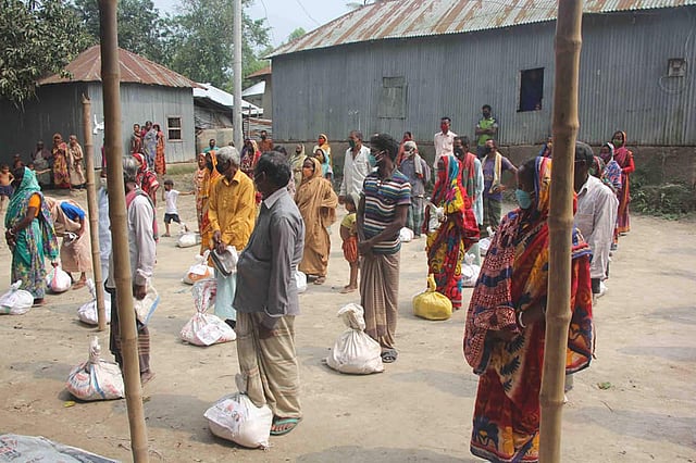 খাদ্যসামগ্রীর মধ্যে ছিল চাল, ডাল, তেল, আটা, আলু ও লবণ। ছবি: সংগৃহীত