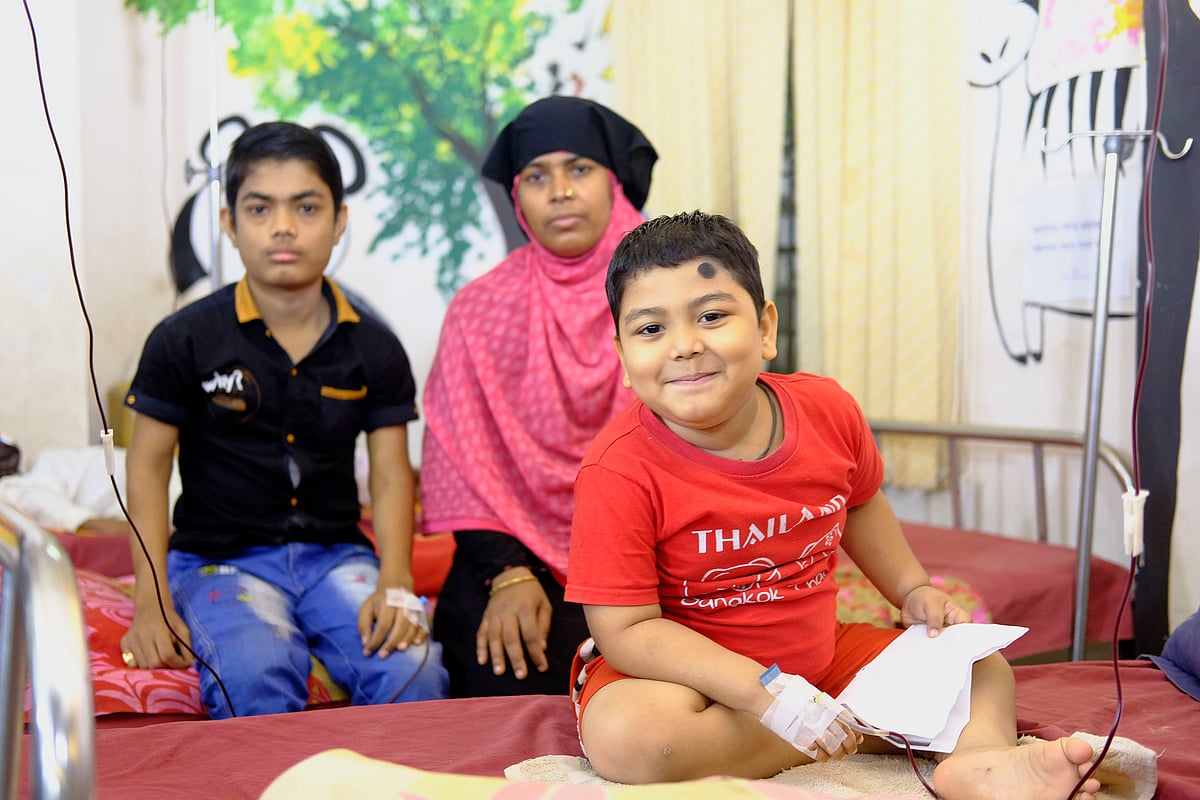 মায়ের সঙ্গে বিল্লাল। থ্যালাসেমিয়ায় আক্রান্ত সে। ছবি: সংগৃহীত