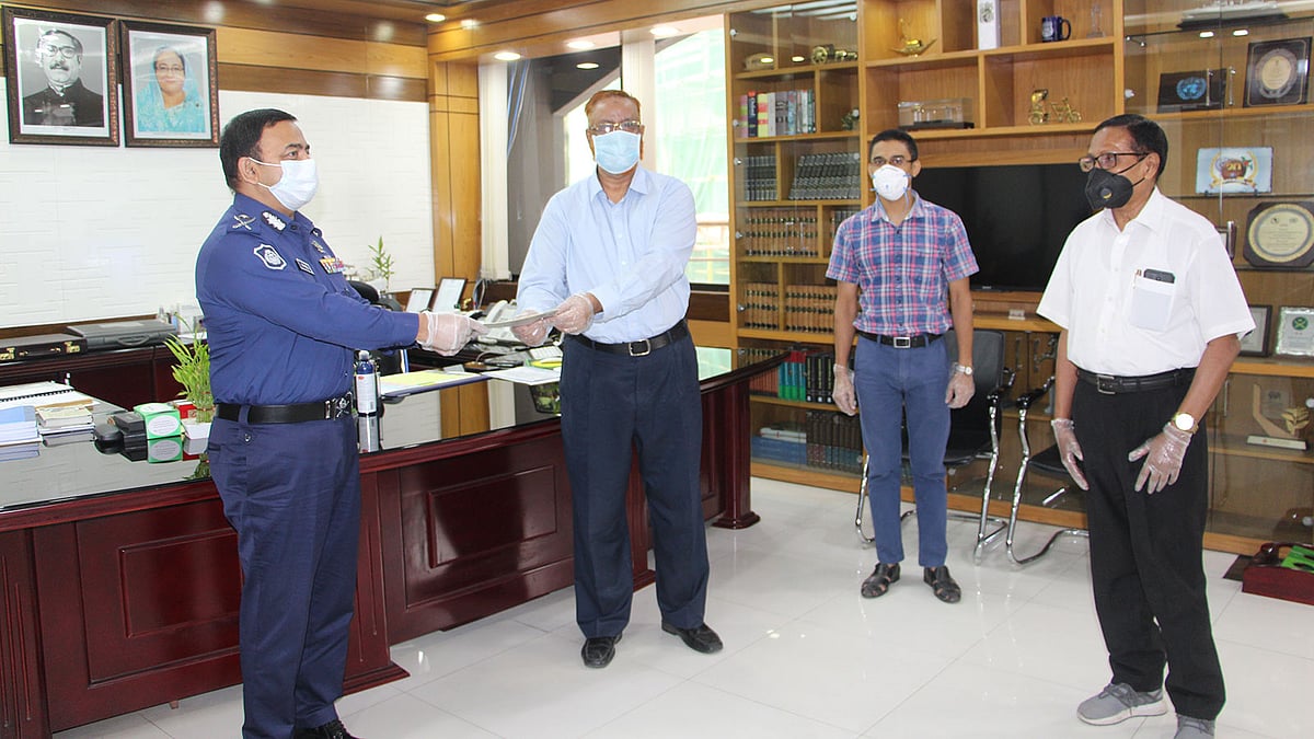 করোনায় ক্ষতিগ্রস্ত দরিদ্র ও নিম্ন আয়ের পরিবারের মাঝে বিতরণের জন্য আইজিপি বেনজীর আহমেদের কাছে ৬৪ মেট্রিক টন (চার হাজার ব্যাগ) খাদ্য সামগ্রী হস্তান্তর করেছে আশা। ছবি: বিজ্ঞপ্তি