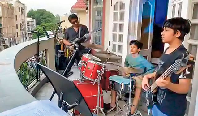 শিল্পী পরিবারের সদস্যরা নিজ বারন্দায় দাঁড়িয়ে বাজাচ্ছেন কনসার্টে