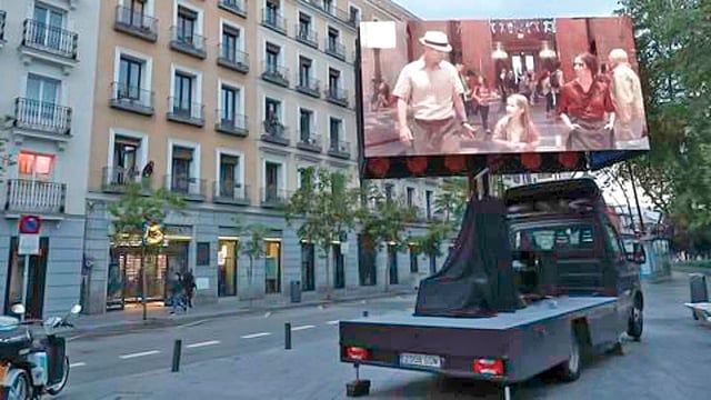 স্পেনের রাস্তায়  বিলবোর্ডে চলছে সিনেমা