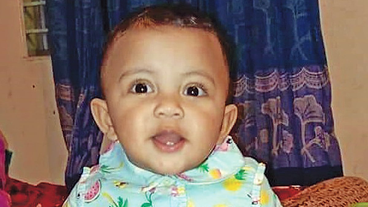 কিশোরগঞ্জের ভৈরবে ১২ দিন লড়াই করে করোনা জয় করা শিশু রোশনী। শিশুটি উপজেলা স্বাস্থ্য কমপ্লেক্সের স্বাস্থ্যকর্মী দম্পতির সন্তান। শিশুটির মা-বাবা দুজনই করোনায় আক্রান্ত ছিলেন।  ছবি: সংগৃহীত