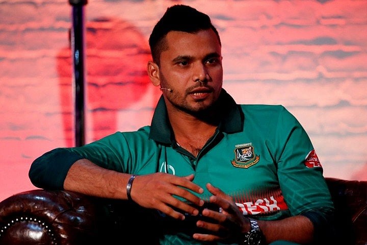 প্রিয় ব্রেসলেট হাতে মাশরাফি। ছবি: আইসিসি