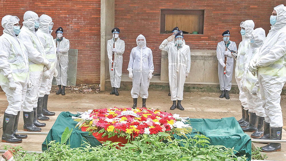 জাতীয় পতাকা, পুষ্পস্তবক এবং গার্ড অব অনারের মাধ্যমে জাতি সম্মান জানাল অধ্যাপক আনিসুজ্জামানের মরদেহের প্রতি। গতকাল সকালে আজিমপুর কবরস্থানে। ছবি: সাইফুল ইসলাম