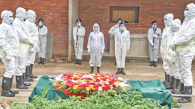 জাতীয় পতাকা, পুষ্পস্তবক এবং গার্ড অব অনারের মাধ্যমে জাতি সম্মান জানাল অধ্যাপক আনিসুজ্জামানের মরদেহের প্রতি। গতকাল সকালে আজিমপুর কবরস্থানে। ছবি: সাইফুল ইসলাম