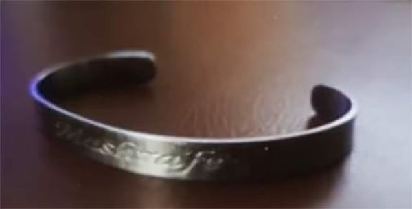 ব্রেসলেটে মাশরাফির নাম খোদাই করা আছে। ছবি: ফেসবুক