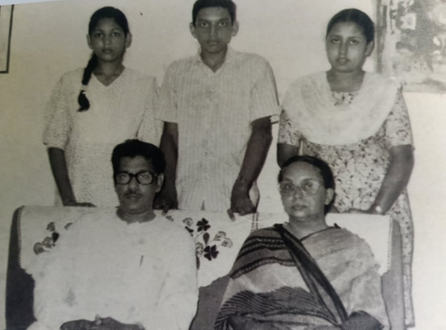 আনিসুজ্জামান, স্ত্রী সিদ্দিকা জামান, পেছনে দাঁড়ানো পুত্রকন্যারা