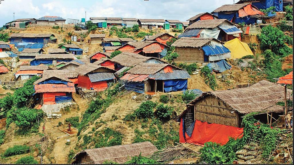 কক্সবাজারের মধুরছড়া আশ্রয়শিবিরে পাহাড়ের ঢালুতে ঝুঁকিপূর্ণ রোহিঙ্গা বসতি। প্রথম আলো