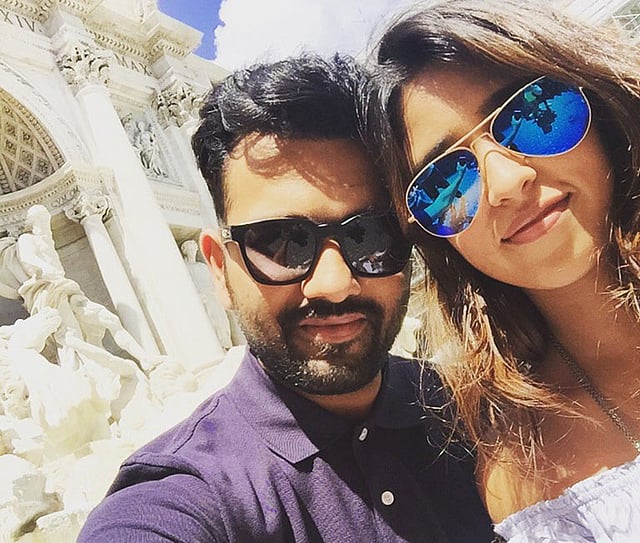 রোহিতের স্ত্রী ঋতিকার সঙ্গে খেলা দেখার অভিজ্ঞতা সুখকর নয়। ছবি: টুইটার